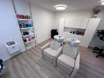 Salonraum mit Regal, Waschplätzen und Einbauschrank