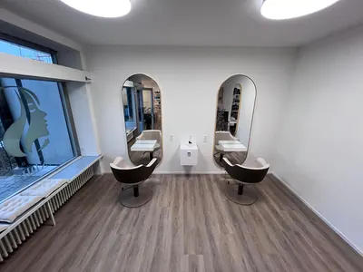 Fensterseite mit zwei Bedienplätzen und ovalen Spiegeln